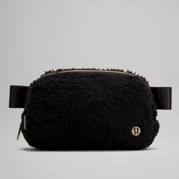 Lululemon Everywhere Fleece Belt Bag Gold Tone Hardware Extended Strap Black NWT - Picture 1 of 3